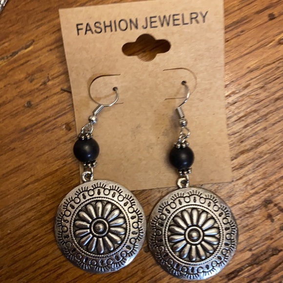 SALE๐New!๐ฟ Fashion Jewelry Necklace and Earring set! ๐๐ผ๐ฟ - Picture 3 of 4